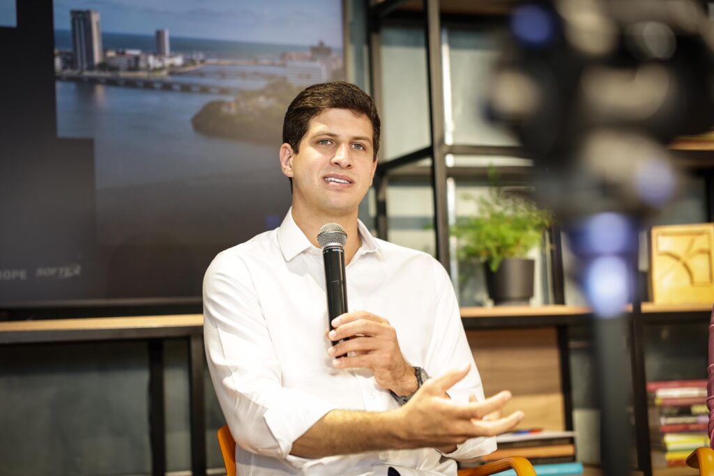 Quaest: João Campos lidera nova pesquisa com 77% no Recife