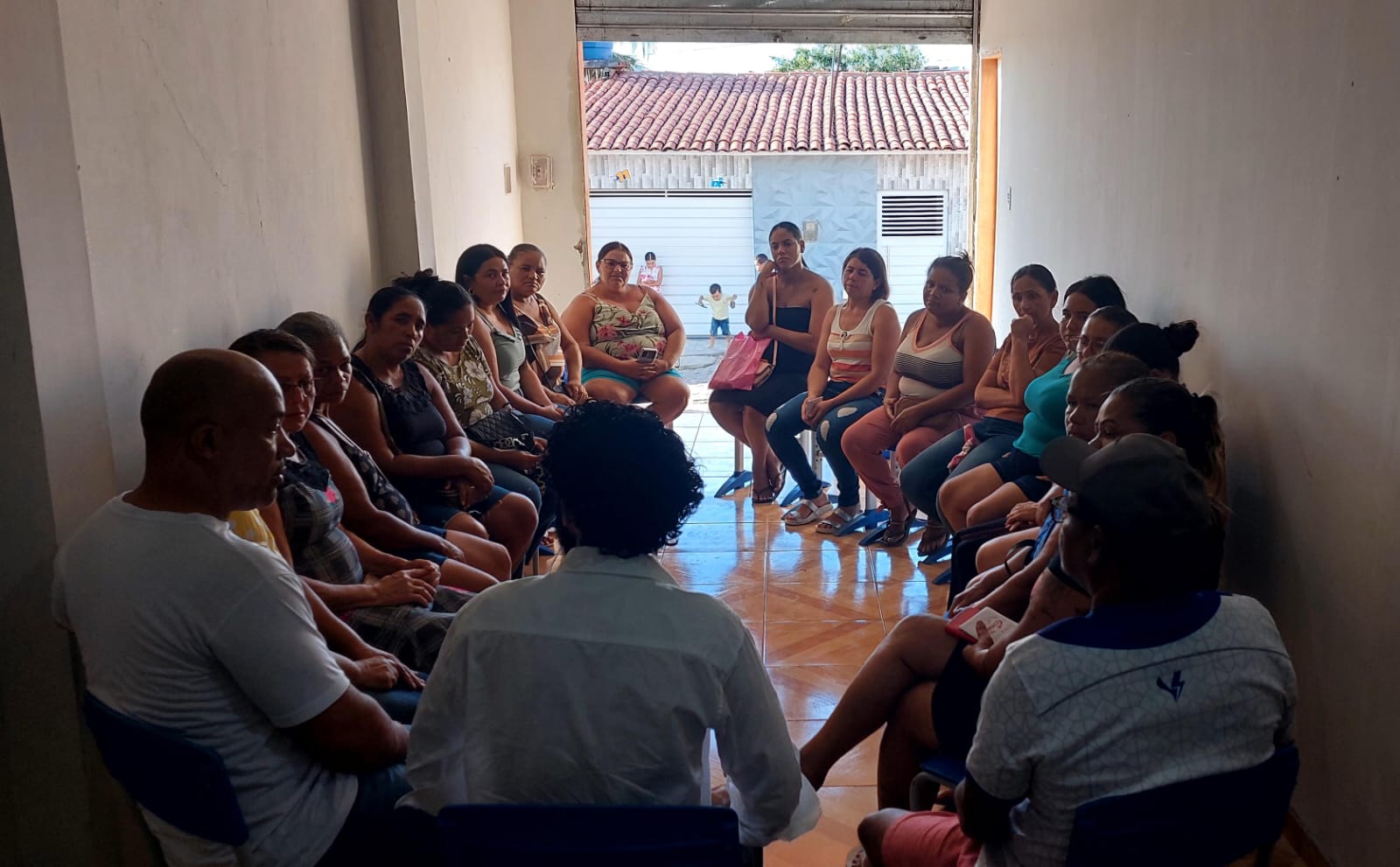 ONG Abrace realiza reunião com entrega de sementes e debate sobre o Maio Laranja