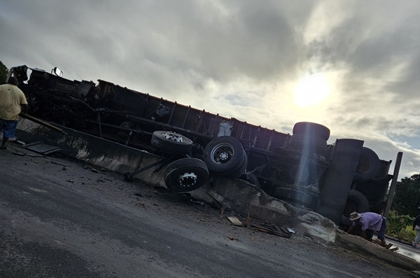 Caminhão carregado de cerâmica tomba na AL-115 entre Palmeira dos Índios e Igaci; motorista sai ileso