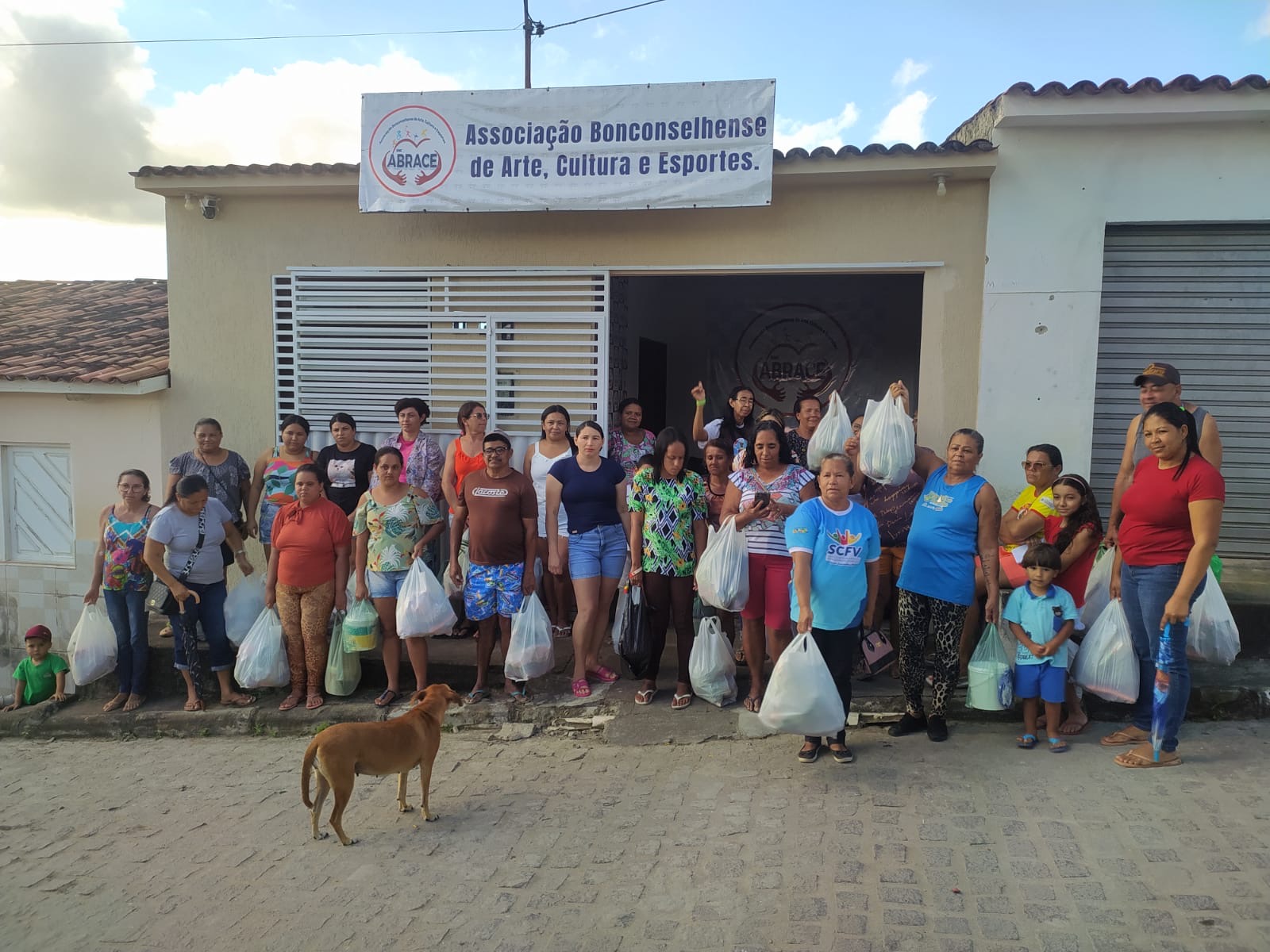 Do campo para a comunidade: ONG Abrace entrega alimentos recebidos do P.A.A