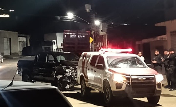 Hillux colide em viatura da Policia Militar em Palmeira dos Índios-AL