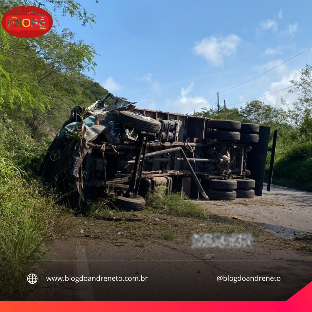Motorista morre após caminhão tombar na Serra das Espias, em Palmeira dos Índios