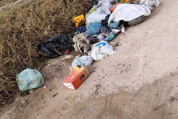 Moradores do Sítio Areias denunciam descarte irregular de lixo em estrada da zona rural de Bom Conselho