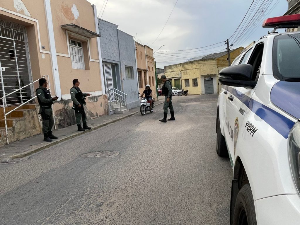 Polícia Militar intensifica fiscalização de trânsito em Bom Conselho após operação em Rainha Isabel.