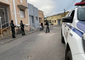 Polícia Militar intensifica fiscalização de trânsito em Bom Conselho após operação em Rainha Isabel.