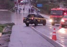 BR-423 é interditada entre Jupi e Lajedo após rio transbordar; carreta sai da pista