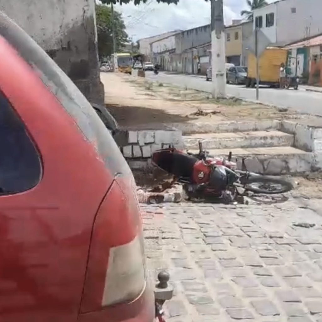 Colisão entre moto e carro deixa motociclista ferido no bairro do CERU, em Bom Conselho
