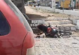 Colisão entre moto e carro deixa motociclista ferido no bairro do CERU, em Bom Conselho
