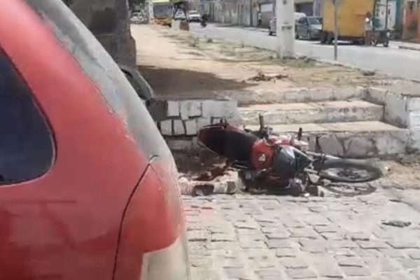Colisão entre moto e carro deixa motociclista ferido no bairro do CERU, em Bom Conselho