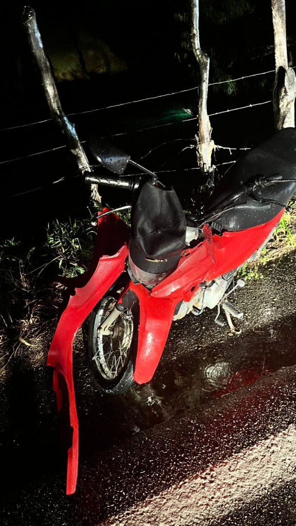 Idoso de 77 anos fica ferido após colisão na Curva das Tabocas durante chuva, em Bom Conselho