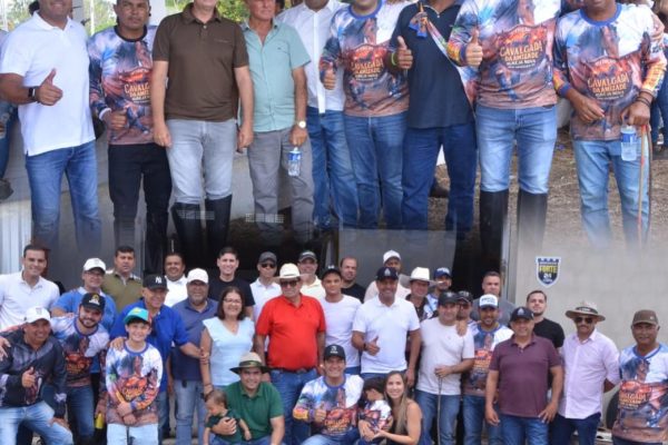 Filho da terra, Dannilo Godoy prestigia a 4ª Cavalgada da Amizade do distrito da Igreja Nova, em Bom Conselho.