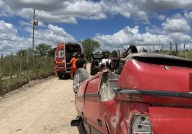 Capotamento é registrado na estrada da Jueira, em Bom Conselho
