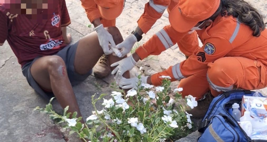 Adolescente fica ferido após colisão entre carro e moto em Bom Conselho