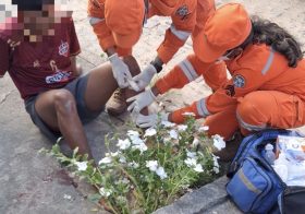 Adolescente fica ferido após colisão entre carro e moto em Bom Conselho