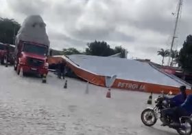 Carreta derruba parte da estrutura do teto do Posto Trevo às margens da BR-423, em Lajedo-PE