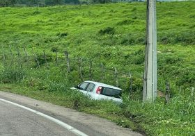 Veículo sai da pista na PE-218 e mobiliza Corpo de Bombeiros em Bom Conselho