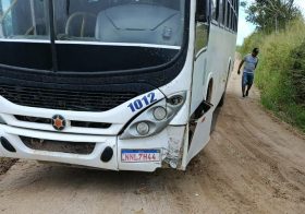 COLISÃO ENTRE ÔNIBUS ESCOLAR E PICAPE É REGISTRADA NA ZONA RURAL DE BOM CONSELHO