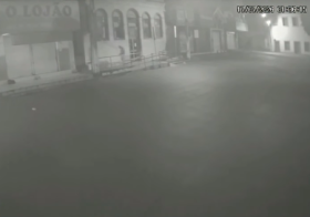 CÂMERAS DE SEGURANÇA FLAGRAM MOMENTO EM QUE SUSPEITO ARROMBA AGÊNCIA DO INSSEM BOM CONSELHO